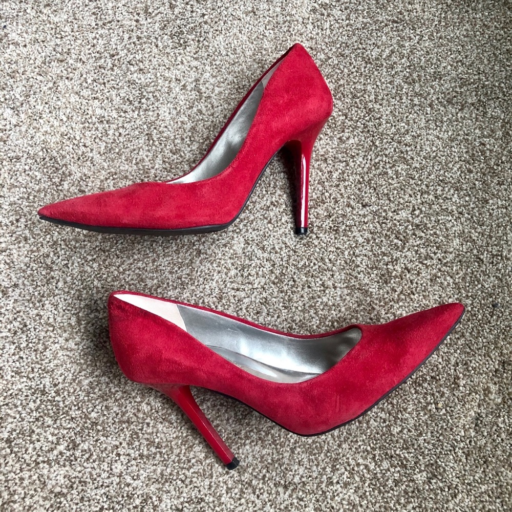 Guess red suede pointed toe heels 👠